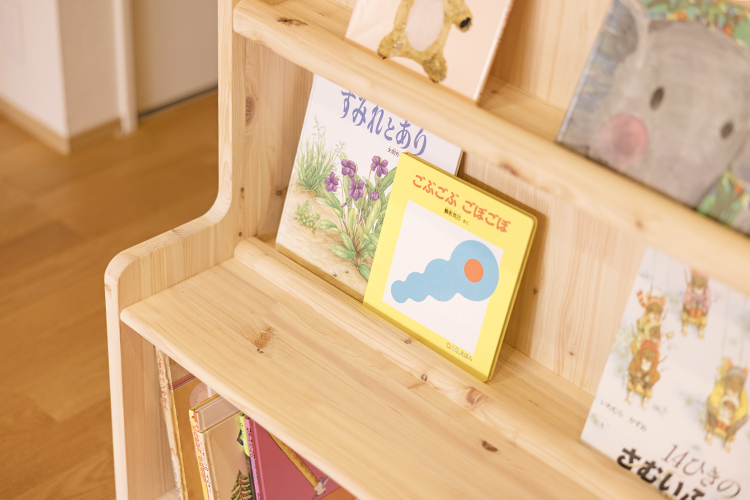 セミオーダーえほんラック