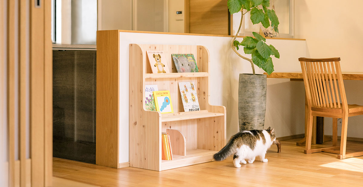 家族の暮らしに寄り添うセミオーダーえほんラック